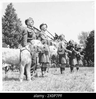 Lieut.-General Montgomery inspiziert ein Bataillon der London Irish Rifles, wobei die Pfeifenband des Regiments auftritt. Stockfoto