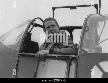 NEUNTE LUFTWAFFE IN GROSSBRITANNIEN, 1942-1945 - Lieutenant-Colonel Kenneth R Martin, Kommandant der 354th Fighter Group im Cockpit seiner P-51 Mustang. Bild auf der Rückseite: 'Associated Press'. [STAMP], „Bestanden zur Veröffentlichung am 13. Januar 1944.“ [Stempel] und „290915“. [Zensur-Nr.] Bildunterschrift auf der Rückseite: 'DIE P-51B - das SCHNELLSTE KAMPFFLUGZEUG DER WELT. Associated Press Photo zeigt: LT Col Kenneth R Martin, Commanding Officer der P-51B Gruppe. Im Alter von 27 Jahren ist seine Adresse in der 7500 East 37th St. Kansas City, Mo. Er führte seine Kämpfer auf den vier Escort-Sweeps mit schweren Bombern bef Stockfoto