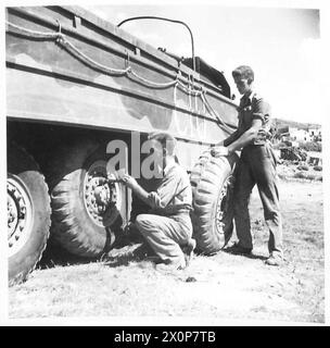 INVASION ITALIENS: AMPHIBIEN DER 8. ARMEE VERSORGEN UNSERE INVASIONSTRUPPEN - sogar Boote haben heutzutage Einbrüche, die das Rad einer Ente wechseln. Fotografisches negativ, britische Armee Stockfoto