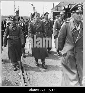 DEUTSCHE KRIEGSGEFANGENE KOMMEN IM BRITISCHEN HAFEN AN - für die Geschichte siehe CH.10000 Bild (Ausgabe 1943) zeigt - die deutschen Offiziere unter Generalleutnant Graf von Sponeck ziehen in den wartenden Transport. Fotografisches negativ, Royal Air Force Stockfoto