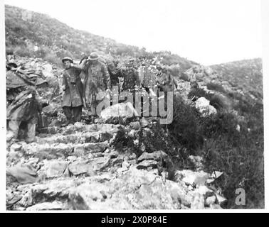 ITALIEN: FÜNFTER ARMYTHE ANGRIFF AUF DEN BERG CAMINO - drei russische Generäle besuchten unsere Truppen auf dem Mt. Camino und werden gesehen, wie verletzte Männer auf der Bergbahn vorbeifahren und mit der Brigadebrigade der Garde sprechen. Fotografisches negativ, britische Armee Stockfoto