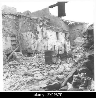 ITALIEN: 8. DORF DER ARMYFRONT-LINIE - Italiang, der Güter und Güter aus den Ruinen ihrer Häuser rettet. Fotografisches negativ, britische Armee Stockfoto