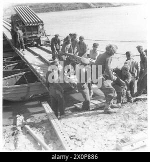 8. ARMEE: ÜBERQUERUNG DES FLUSSES Po - Ablegen der letzten Träger für die Brücke am NN-Ufer. Fotografisches negativ, britische Armee Stockfoto