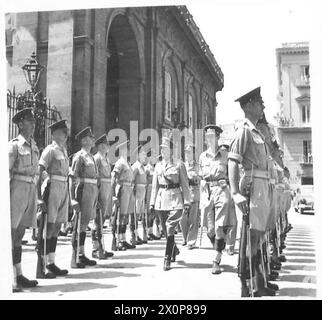 ITALIEN: GENERAL SIR H. ALEXANDER ERÖFFNET EIN RASTLAGER - General Alexander inspiziert die von der Schottischen Garde berittene Ehrengarde. Fotografisches negativ, britische Armee Stockfoto