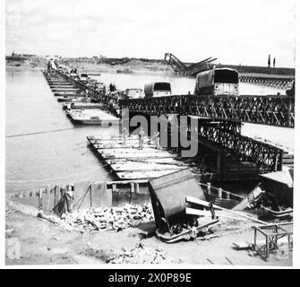 Die 8. Armee baut und unterhält eine Bailey Pontonbrücke über den Fluss Po, die in allgemeinen Ansichten dokumentiert ist. Stockfoto