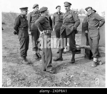 ITALIEN : ACHTER Armeen-LEESE BESUCHT ARTILLERIEANLAGEN - General Leese und Brigadeer, Z.B. Tyler, MC., auf einem 5,5-Kanonengelände. Fotografisches negativ, britische Armee Stockfoto