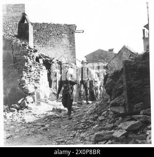 ITALIEN : DORF DER ACHTEN ARMYFRONT LINIE - Indianer mit ihren Maultieren durchqueren die Straßen von San Nicola - einem Dorf. Fotografisches negativ, britische Armee Stockfoto