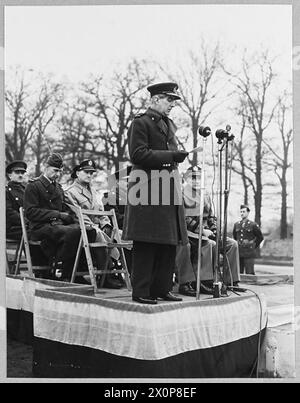 Air Chief Marshal Sir Christopher Courtney spricht mit dem Personal der US Air Force, als die RAF 1943 eine Station an die United States Army Air Forces übergibt. Stockfoto