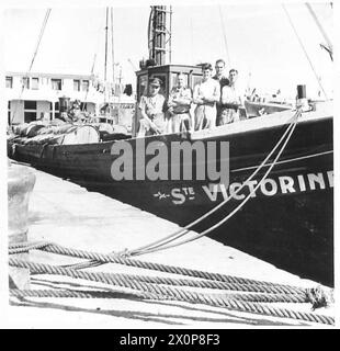 NORDAFRIKA : DIE MARINE DER ARMEE DIESE BILDER SOLLEN DIE GESCHICHTE EINES BEOBACHTERS VON LIEUT VERANSCHAULICHEN. HARVEY - Crew der St. Victorine an Deck. Von links nach rechts:- Sgt. E.C. Crewern, Pte. S.H. Paker CPL. S.E. Goodsall, L/CPL. F.K. Tearrell Pte. R.H. Gill. Fotografisches negativ, britische Armee Stockfoto