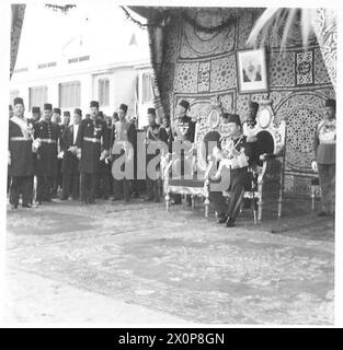 König Farouk von Ägypten und sein königliches Gefolge erwarten die Ankunft von König 'Abd al-'Aziz Ibn Saud in Port Tewfick in voller zeremonieller Kleidung. Stockfoto