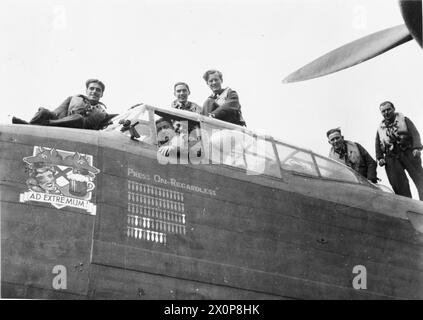 Fotografisches negativ, das die Besatzung von Avro Lancaster B Mark III ED905 der No. 550 Squadron RAF nach 70 operativen Operationen in North Killinghome, Yorkshire, zeigt, wie die Bomber Command-Missionen zwischen 1942 und 1945 dargestellt werden. Stockfoto