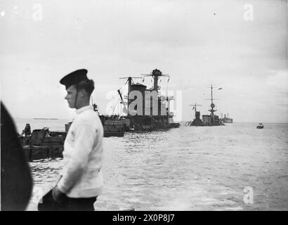 STACHELBEEREN WÄHREND DER ALLIIERTEN INVASION IN DER NORMANDIE, OUISTREHAM, JUNI 1944 – Eine STACHELBEERE, eine Linie von Blockschiffen, legte die Strände ab, um ein Riff zu bilden, bevor der Rest der Mulberry zusammengebaut wurde. Die Gooseberry umfasst die alte HMS DURBAN und das niederländische Schiff SUMATRA Royal Navy, DURBAN (HMS), Royal Netherlands Navy, SUMATRA (HNLMS) Stockfoto