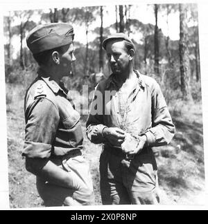 Brian Mann, ein südafrikanischer Soldat, der 1942 in Tobruk gefangen genommen wurde, entkam nach zwei früheren Versuchen erfolgreich und wird bei einem Gespräch mit einem Geheimdienstoffizier gesehen, nachdem er fünf Monate lang frei war. Stockfoto