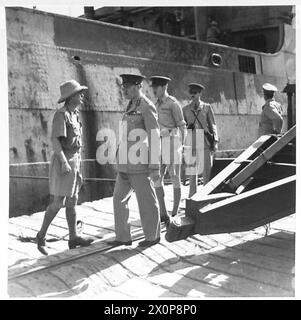 C-IN-C's TOUR DURCH DIE 10. ARMEE - C-in-C inspiziert Docks in Basra. Fotografisches negativ, britische Armee Stockfoto