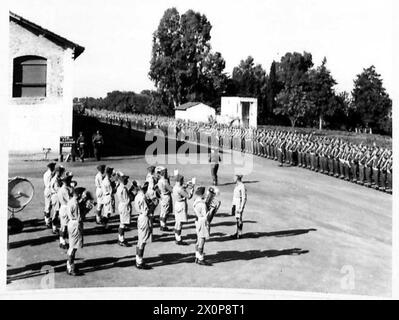 NORTH AFRICARASC ZEREMONIALMARSCH VORBEI - die Parade wird bei Ankunft des Generals klug zur Geltung gebracht. Fotografisches negativ, britische Armee Stockfoto