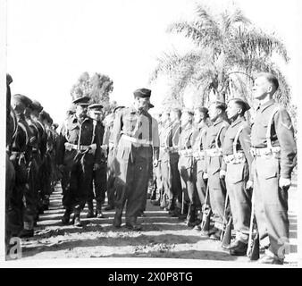 NORTH AFRICARASC ZEREMONIALMARSCH VORBEI - Major General Galloway, begleitet von den Offizieren, inspiziert die Parade. Fotografisches negativ, britische Armee Stockfoto