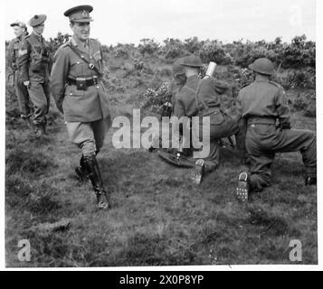 HAUPTKOMMANDEUR DER HEIMSTREITKRÄFTE BESUCHEN DAS KOMMANDO NORD - das C-in-C kommt an, um eine Demonstration des 3-Zoll-Mörsers zu sehen, der von Personal der King's Own Scottish Borderers gegeben wurde. Fotografisches negativ, britische Armee Stockfoto