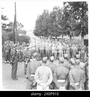 NORTH AFRICAINSPECTION VON DMS APHQ DES MEDIZINISCHEN DIENSTES : 1 PANZERDIVISION - Major General Cowell in seiner Rede lobt die Arbeit der Offiziere und Männer der 'X' Feldambulanz. Fotografisches negativ, britische Armee Stockfoto