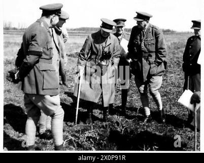 LORD GORT INSPIZIERT EINEN ARTILLERIEBEREICH - Rider, die durch das Wasser spritzen. Fotografisches negativ, britische Armee Stockfoto