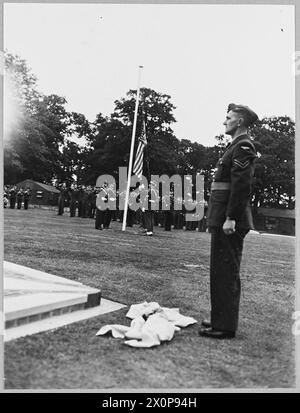 AMERICAN MEMORIAL IM RAF-TRANSPORTKOMMANDO H.Q. - für die Geschichte siehe CH.15921 Picture veröffentlichte 1945 Shows - die Zeremonie des Hissens der US-Farben mit der R.A.F. in Anwesenheit. Fotografisches negativ, Royal Air Force Stockfoto