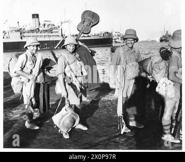 Fröhliche Soldaten der Polnischen Unabhängigen Karpaten-Brigade warten auf einen Zerstörer der Royal Navy in Alexandria. Ein Soldat hält seine Gitarre. Die Überführung nach Tobruk erfolgte am 19-28. August 1941 in sieben Konvois. Fotografisches negativ, polnische Armee, Royal Navy. Stockfoto