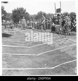 FÜNFTE ARMEE: ANZIO BRÜCKENKOPF-TREFFEN "ANZIO TURF CLUB" - das erste Rennen läuft. Fotografisches negativ, britische Armee Stockfoto