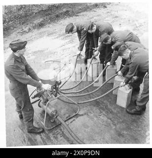 FOTOS, AUFGENOMMEN IN Einer MOBILEN TANKSTELLE, R.A.S.C., zeigen die tragbare Füllmaschine in Operation, fotografisches negativ, British Army Stockfoto