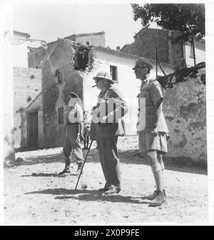 PREMIERMINISTER BESUCHT DIE ACHTE ARMEE - Premierminister und General Alexander stehen und sehen die Landschaft, während sie Monte Maggiore verlassen. Fotografisches negativ, britische Armee Stockfoto