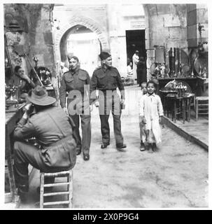 NIL VERLÄSST DAS BOOT FÜR „ANDERE RÄNGE“ DES ROYAL CORPS OF SIGNALS – zwei kleine arabische einheimische Jungs sind an ihrer Tour durch die Mouskey interessiert. Fotografisches negativ, britische Armee Stockfoto