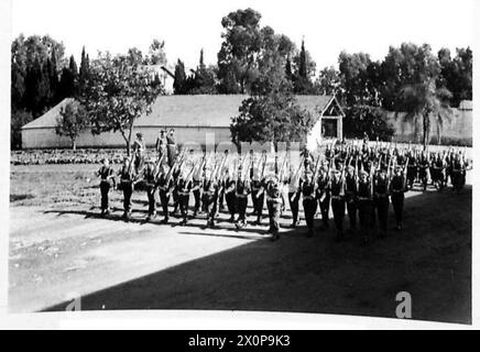 NÖRDLICHE AFRICARASC ZEREMONIALMARSCH-VERGANGENHEIT - ein weiterer Blick auf die märzvergangenheit. Fotografisches negativ, britische Armee Stockfoto