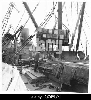 Vorräte, einschließlich Compo-Packs, werden während der Kriegsoperationen auf ein Schiff der britischen Armee geladen. Stockfoto