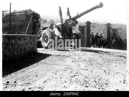 8. ARMEE VORMARSCH IN DER MT. ÄTNA GEBIET - Eine 5,5 Kanone der 111 Bty. 80. Mittelständisches Regiment in der Nähe von Pisano. Fotografisches negativ, britische Armee Stockfoto