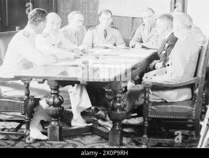 BRITISCHE UND KANADISCHE STABSCHEFS BERATEN SICH IN QUÉBEC. 3. AUGUST 1943, HOTEL FRONTENAC. - Von links nach rechts: Lord Louis Mountbatten (Chef des kombinierten Einsatzes), Flottenadmiral Sir Dudley Pound (Chef des Marinestabes), General Sir Alan Brooke (CIGS), Air Chief Marshal Sir Charles Portal (Chef des Luftstabes) Lieut Gen Sir H Ismay (Stabschef des Verteidigungsministers) Air Marshal L S Breadner (kanadischer Stabschef) Vizeadmiral Percy Nelles (Stabschef der kanadischen Marine) und Lieut Gen R Stuart (Stabschef der kanadischen Armee) Stockfoto