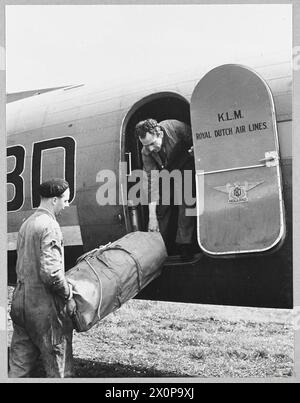 BRITAIN's CIVIL AIRWAYS AT WAR : für die Geschichte siehe CH.14313 - Bild (Ausgabe 1945) zeigt - Ein Schlauchboot, das in ein K.L.M.-Flugzeug am Flughafen Whitchurch geladen wird. Fotografisches negativ, Royal Air Force Stockfoto