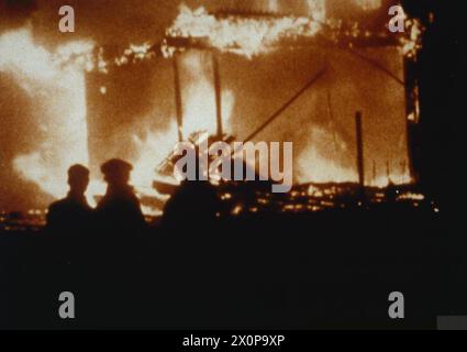 Farbfilm, der noch ein bombardiertes Gebäude in London bei Nacht während des Blitz 1940 zeigt, aus Rosie Newmans Film Britain at war. Stockfoto