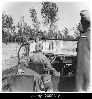 ACHTE ARMEE : ÜBERQUERUNG DES FLUSSES Po - die DUKW klettert auf das Nordufer des PO Photographic negative, British Army Stockfoto