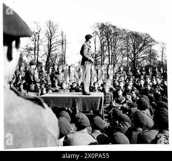 Major General Bols hält eine letzte Ansprache an die Soldaten der 6. Luftlandedivision vor den Operationen. Fotografische Negativdokumente der British Army Flugvorbereitungen und Führungsaktivitäten. Stockfoto