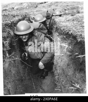 MIT DER SCHWARZEN UHR AUF DEN SHETLAND-INSELN - Männer der Schwarzen Uhr, die einen Kommunikationsgraben hinunterfahren. Fotografisches negativ, britische Armee Stockfoto