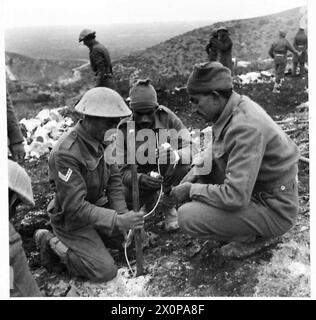 VERSCHIEDENE BILDER AUS DER westlichen WÜSTE - bengalische Sapper und Bergleute, die den Angriff vorbereiten, Felsen während des Straßenbaus in Cyrenaica in die Luft zu sprengen. Fotografisches negativ, britische Armee Stockfoto