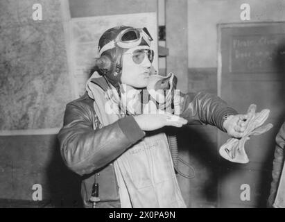 VEREINIGTE STAATEN ACHTE LUFTWAFFE IN GROSSBRITANNIEN, 1942-1945 - P-47 Thunderbolt Pilot Leutnant Frank W. Klibbe von der 61st Fighter Squadron, 56th Fighter Group. Gedruckter Titel: 'Good Hunting' für Thunderbolt Squadron. Am Freitag gab es eine gute Jagd über Nordwestdeutschland für eine 8. Air Force P-47 Thunderbolt Geschwader. Als Begleitjäger der US-amerikanischen schweren Bomber wurden 26 deutsche Kampfflugzeuge getötet. Associated Press Photo Shows: F/O F.W. Klibbe zeigt, wie er sein erstes feindliches Flugzeug nach seinem ersten Flug auf einer Kampfmission abstürzte. Rookie Klibbe ist von und Stockfoto