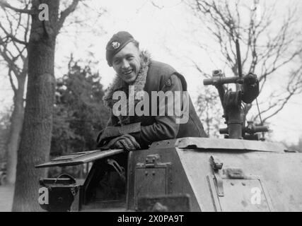 LEBEN UND WERK EDWARD G MALINDINE, FOTOJOURNALIST UND OFFIZIELLER MILITÄRFOTOGRAF 1906 - 1970 - die deutsche Kapitulation in Nordwesteuropa, 3. Mai 1945. Porträt des britischen Soldaten, Trooper Bob Dawdry von der 7. Panzerdivision, der die deutsche Friedensdelegation von der Front zum Hauptquartier von General Dempsey fuhr und dann weiter zum Hauptquartier von Feldmarschall Montgomery, Dempsey, Miles C, Montgomery, Bernard Law, britische Armee, Army Film and Photographic Unit Stockfoto