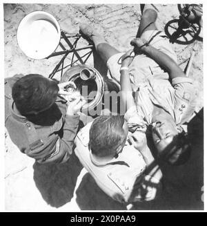 DIE HIGHLAND-ABTEILUNG IN DER MARETH-LINIE - Vogelperspektive eines zahnärztlichen Chirurgen bei der Untersuchung eines Patienten. Fotografisches negativ, britische Armee Stockfoto