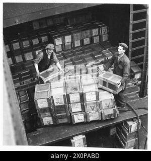 Das Foto zeigt, wie Compopacks in ein Schiff geladen werden, um die britische Armee zu versorgen. Das Bild ist ein fotografisches negativ, das mit der britischen Armee in Verbindung gebracht wird. Stockfoto