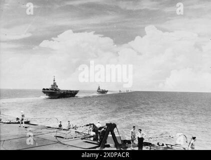 MIT DER BRITISCHEN PAZIFIKFLOTTE. 10. JULI 1945 AN BORD DES FLUGZEUGTRÄGERS FORMIDABLE. DIE OPERATION DER BRITISCHEN PAZIFIKFLOTTE KURZ VOR DEM JAPANISCHEN ZUSAMMENBRUCH. - Szene aus dem Flugdeck der HMS FORMIDABLE, als Schwesterschiffe UNVERSÖHNLICH und SIEGREICH mit eskortierenden Zerstörern am 10. Juli 1945 in Formation wechselten, um japanische Festlandziele anzugreifen Stockfoto