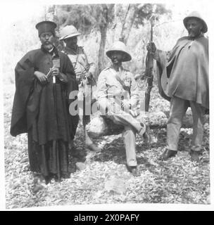 Foto, das den Kaiser von Abessinien mit seinem Priester und Leibwächter der Patrioten zeigt. Britische Armee. Stockfoto