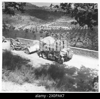 8. ARMEE: VERSCHIEDENE 25-Pounder-Geschütze bewegen sich auf den engen, kurvenreichen Straßen zwischen den Bergen in der Nähe von Citta Di Castello. Fotografisches negativ, britische Armee Stockfoto