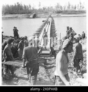 ACHTE ARMEE : ÜBERQUERUNG DES FLUSSES Po - die Pontonbrücke vom S. Ufer des Flusses Po. Terrassen für die Rampe werden verlegt. Fotografisches negativ, britische Armee Stockfoto