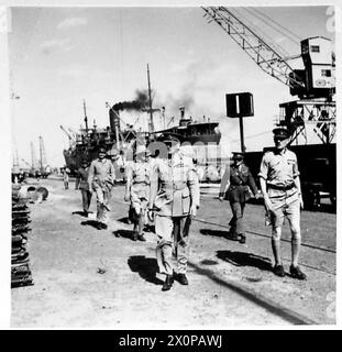 C-IN-C's TOUR DURCH DIE 10. ARMEE - C-in-C inspiziert Docks in Basra. Fotografisches negativ, britische Armee Stockfoto