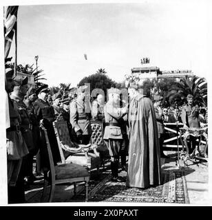 ERSTE BILDER DES KÖNIGS VON ITALIEN - Erzbischof Francesco Petronelli erhielt die Silbermedaille des Königs. Der Erzbischof erhielt die Silberne Medaille des militärischen Verdienstes auf dem Feld für seine Aktion, sein Leben an Stelle von 250 italienischen Geiseln zu opfern, die von den Deutschen gehalten wurden. Die Geiseln wurden wegen mutmaßlicher Komplizenschaft mit den Briten festgehalten, nachdem eine Patrouille von Phantoms in die Stadt eingedrungen war, 15 Deutsche erschossen und so geheimnisvoll verschwunden war, wie sie angekommen waren. Die Deutschen glaubten, dass das Manöver ohne die Hilfe der Zivilbevölkerung nicht erfolgreich gewesen wäre. Foto n Stockfoto