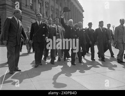 Am 19. Mai 1943 sprach Winston Churchill in einer 55-minütigen Rede vor dem US-Kongress in Washington, begleitet von Beamten und von Menschenmassen vor dem Senatseingang begrüßt. Stockfoto